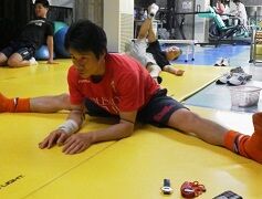 写真　開脚  1　2010121519200000 (237x180) (50%に縮小)